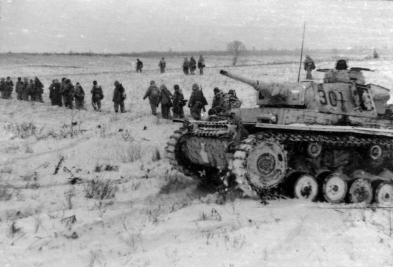 Bundesarchiv_Bild_101III-Bueschel-090-39%2C_Russland%2C_Grenadiere_der_Waffen-SS_beim_Vorgehen.jpg