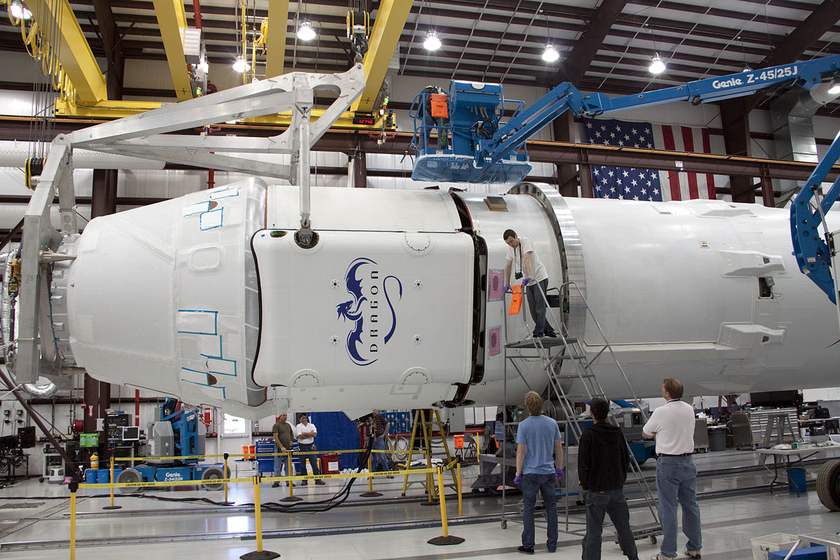 1200px-COTS_2_Dragon-Falcon_9_Processing.jpg