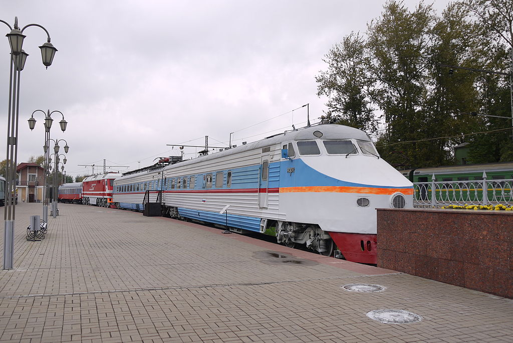 1024px-ER200-105_at_the_Moscow_Railway_Museum%2C_Rizhsky_Rail_Terminal_%281%29.JPG