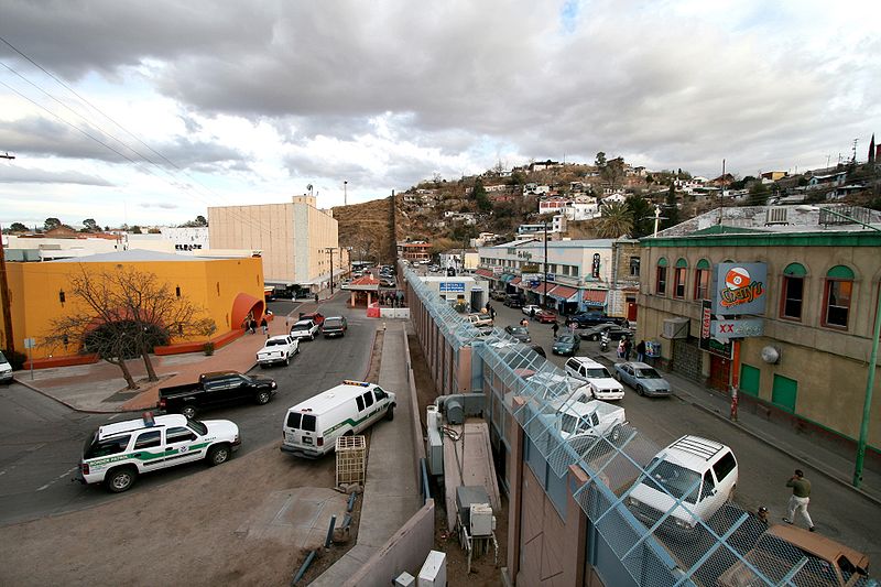 800px-Mexican-American_border_at_Nogales.jpg
