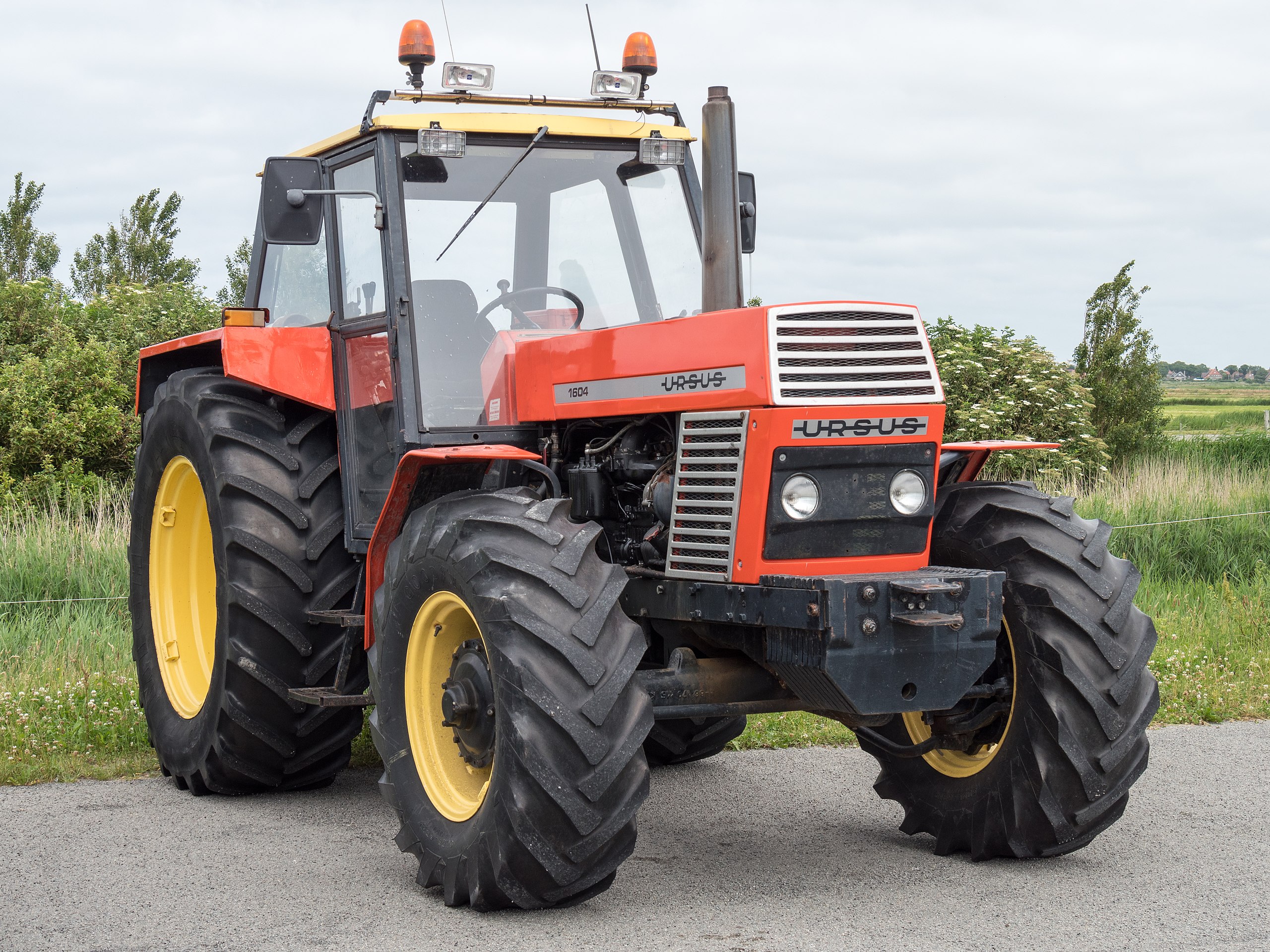 2560px-Ursus_1604_Traktor.jpg