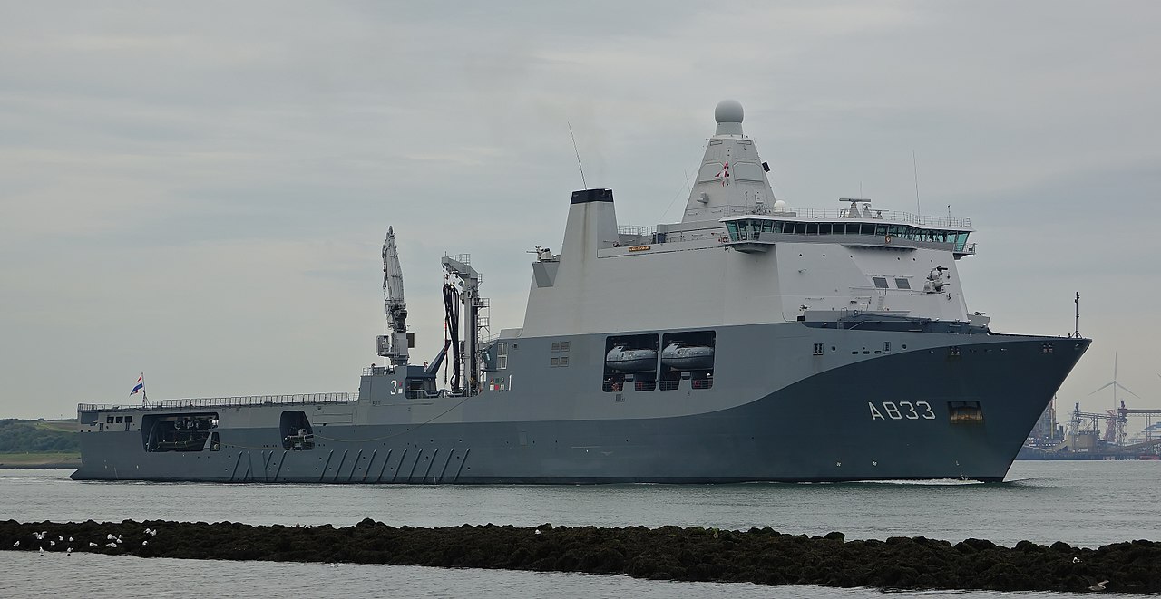 1280px-HNLMS_Karel_Doorman%2C_Starboard_Bow%2C_04.09.2017.jpg