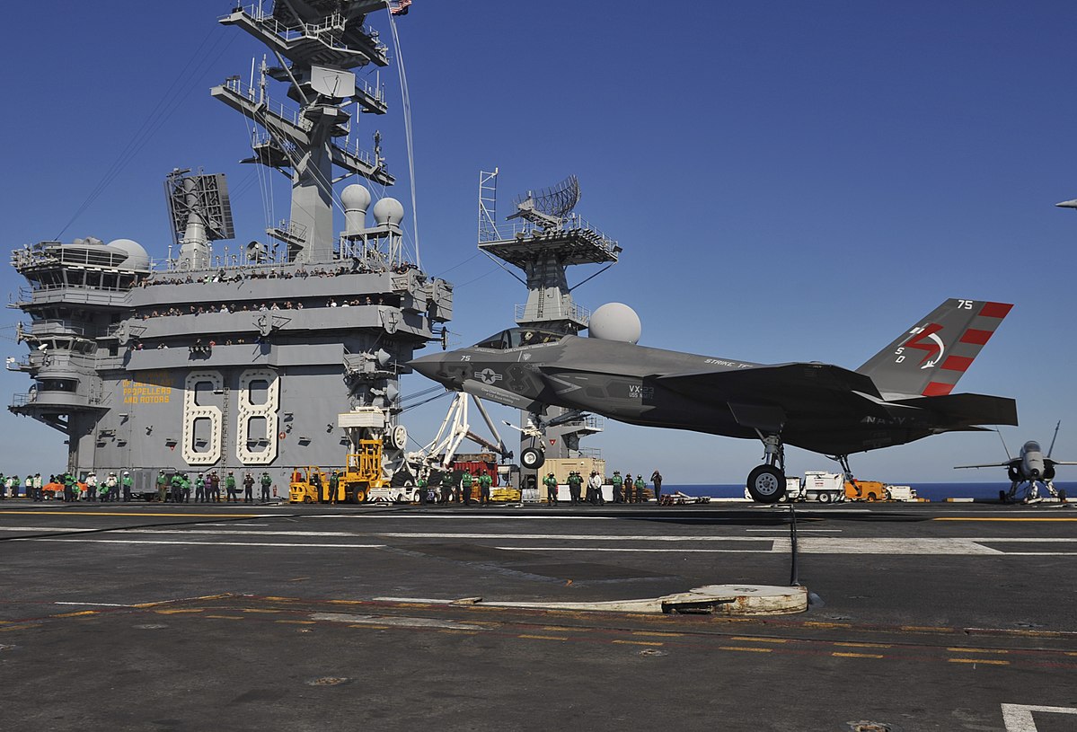 1200px-F-35C_landing_on_USS_Nimitz_%28CVN-68%29_in_November_2014_%2801%29.JPG
