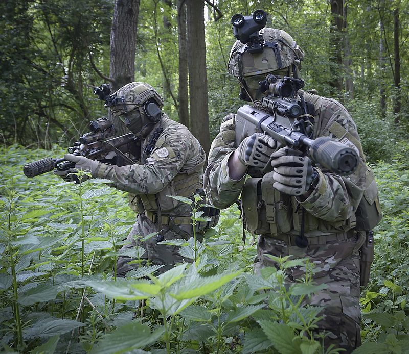 800px-Jagdkommando_trainiert_%2829638388276%29.jpg