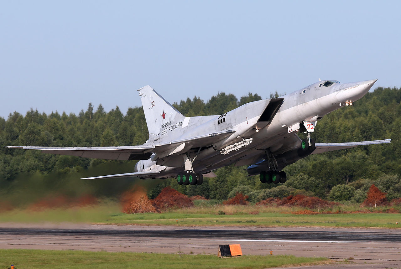 1280px-Tupolev_Tu-22M-3_taking_off_from_Soltsy-2.jpg