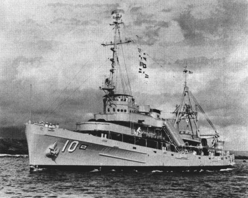 800px-USS_Greenlet_%28ASR-10%29_leaves_Pearl_Harbor_c1963.jpg