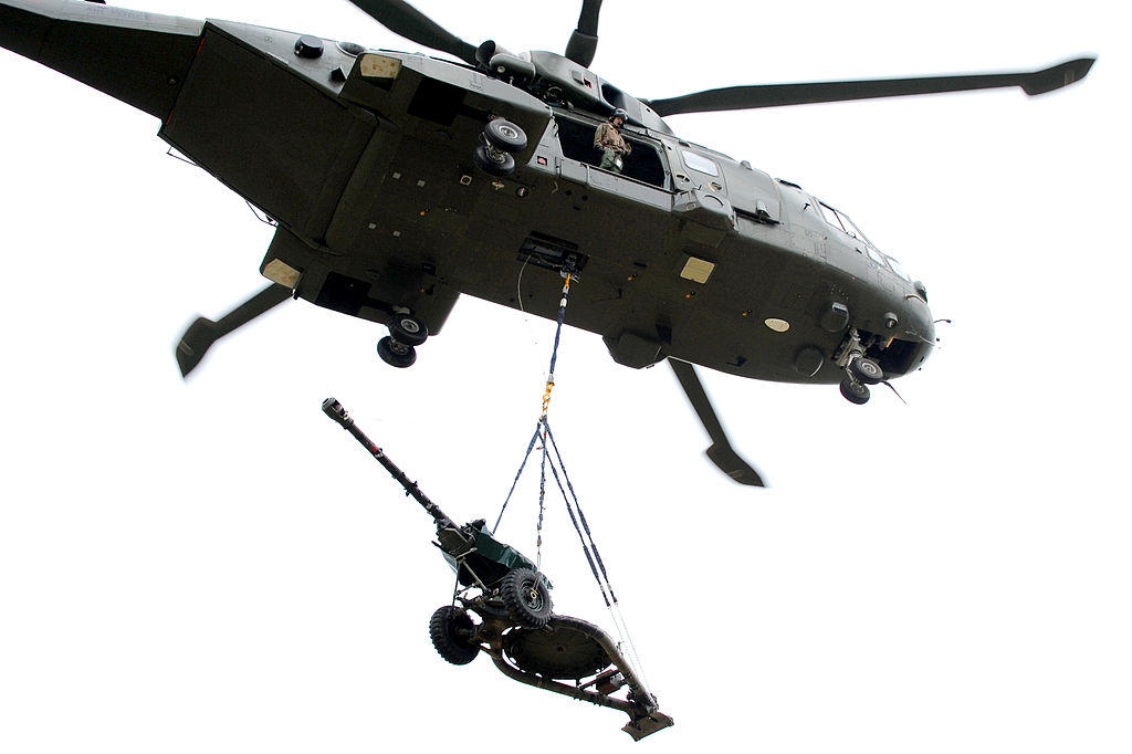 1024px-Merlin_Helicopter_Carrying_105mm_Light_Gun_MOD_45155696.jpg