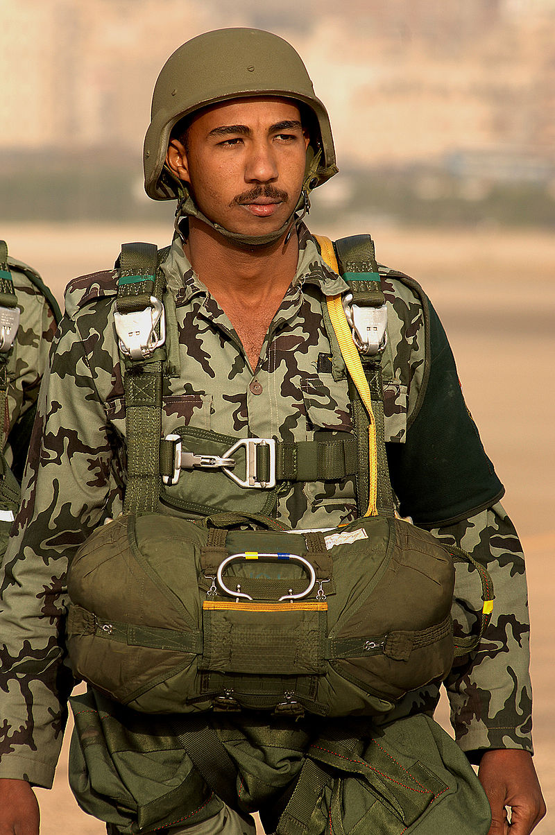 800px-Egyptian_paratrooper.jpg