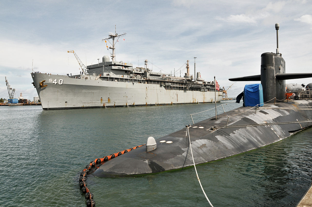 1280px-US_Navy_110809-N-BQ308-014_USS_Frank_Cable_%28AS_40%29_passes_alongside_USS_Ohio_%28SSGN_726%29_after_returning_from_a_deployment_to_the_Philippines.jpg