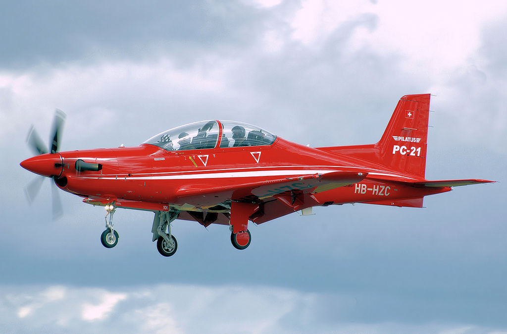 1024px-Pilatus_pc-21_hb-hzc_lands_arp.jpg