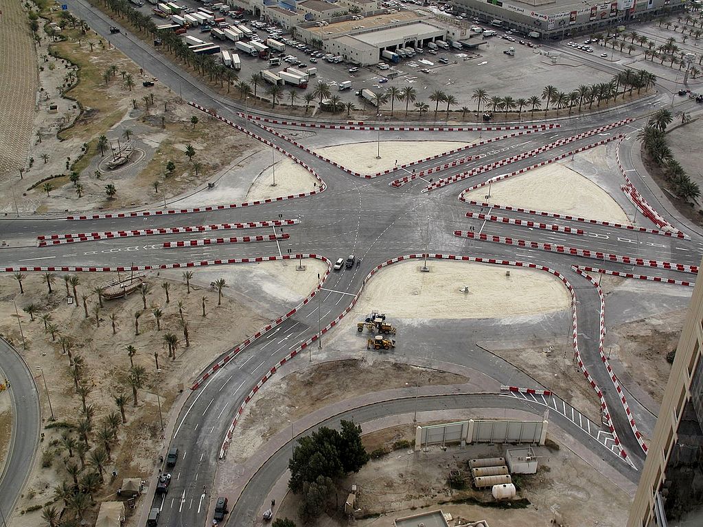 1024px-Al_Farooq_Junction_under_construction_at_former_site_of_Pearl_Roundabout.jpg