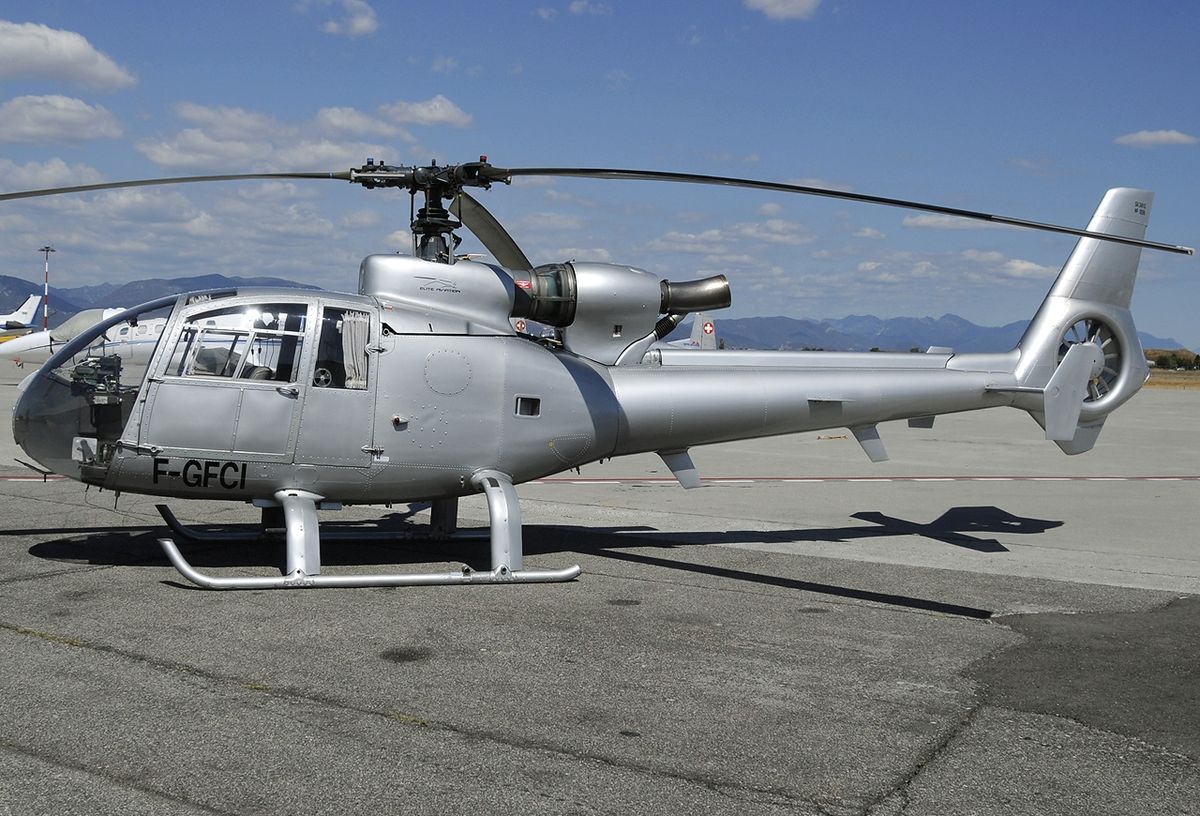 1200px-Aerospatiale_SA_341G_Gazelle_%2C_Private_JP6666552.jpg