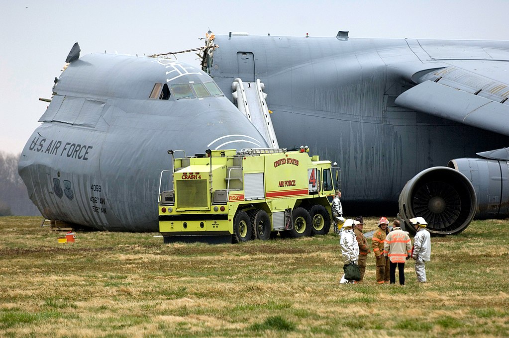 1024px-C-5_Galaxy_crash_2006-04-03_F-0859C-018.jpg