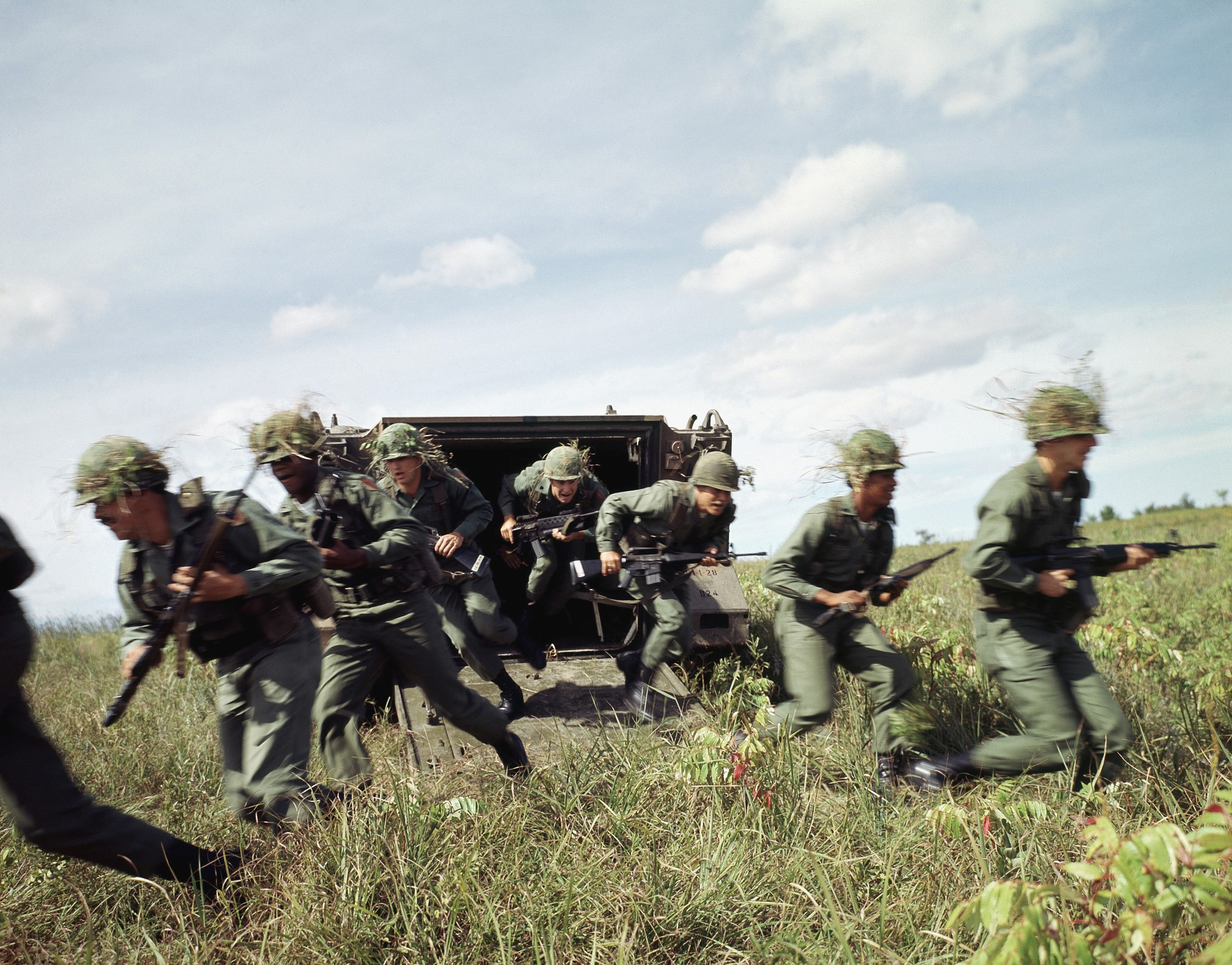 2560px-US_Army_infantrymen_unload_from_an_M113%2C_1985.jpg