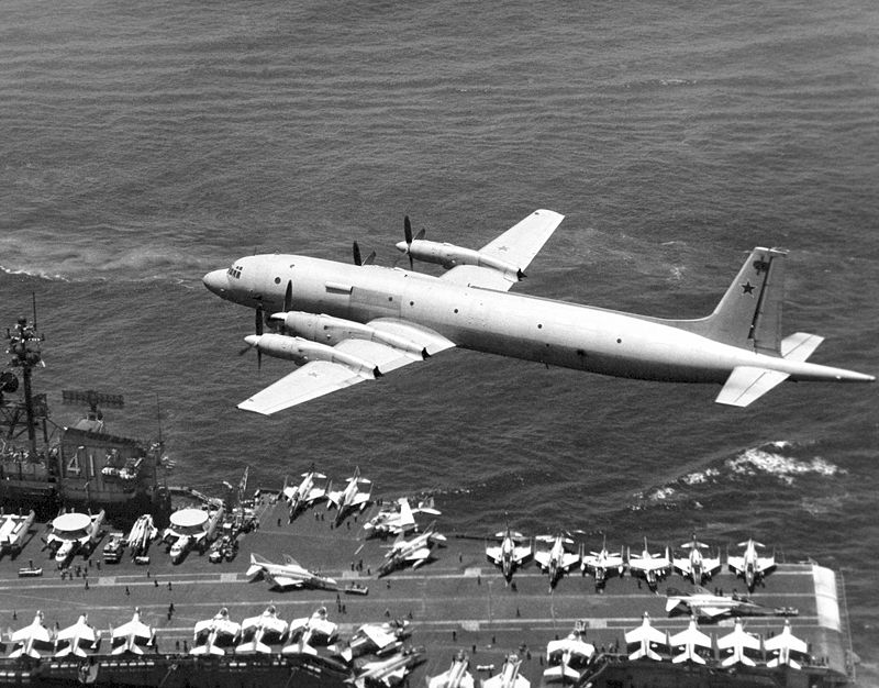 800px-Soviet_Il-38_May_passing_low_over_USS_Midway_%28CV-41%29.jpg