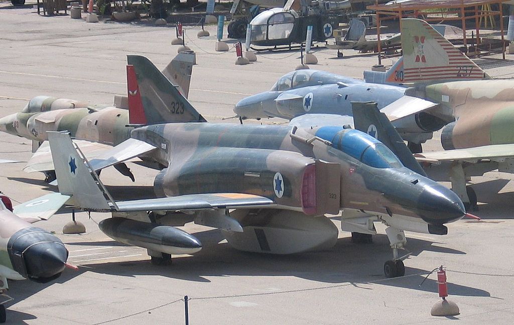 1024px-F-4E-Phantom-Kurnas-2000-with-camera-pod-hatzerim-1.jpg