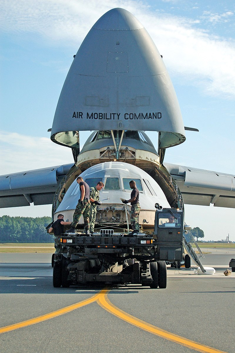 800px-Airman_from_the_436th_Aerial_Port_Squadron_and_9th_Airlift_Squadronload_a_C-5_Galaxy_flight_deck_on_a_C-5_for_transport_to_Robins_AFB.jpg