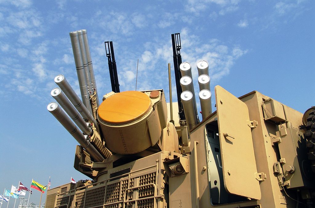 1024px-Pantsir-S1_Weapon_System_with_radar_antenna.jpg