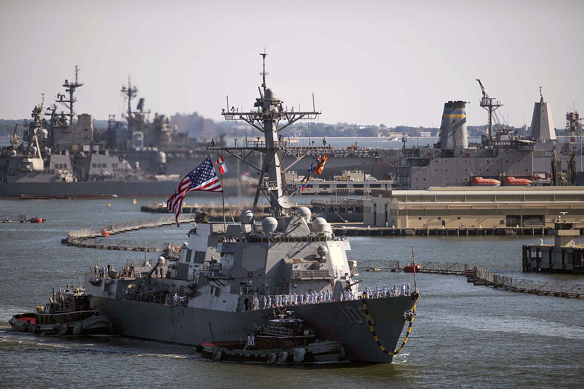 1200px-150828-N-UY653-154_USS_Jason_Dunham_%28DDG-109%29_returns_to_Norfolk_homeport.jpg