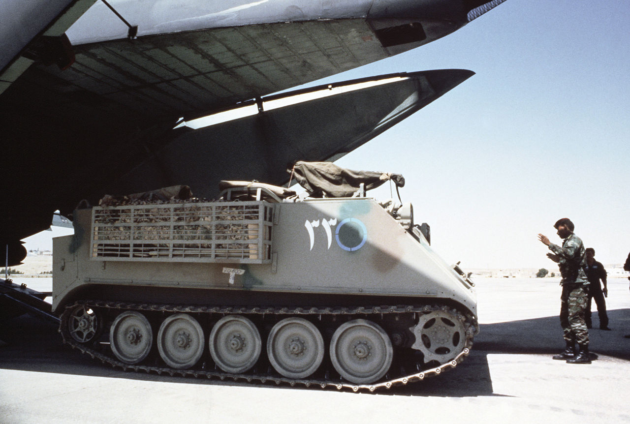 1280px-Jordanian_M113_armored_personnel_carriers%2C_1987.JPEG