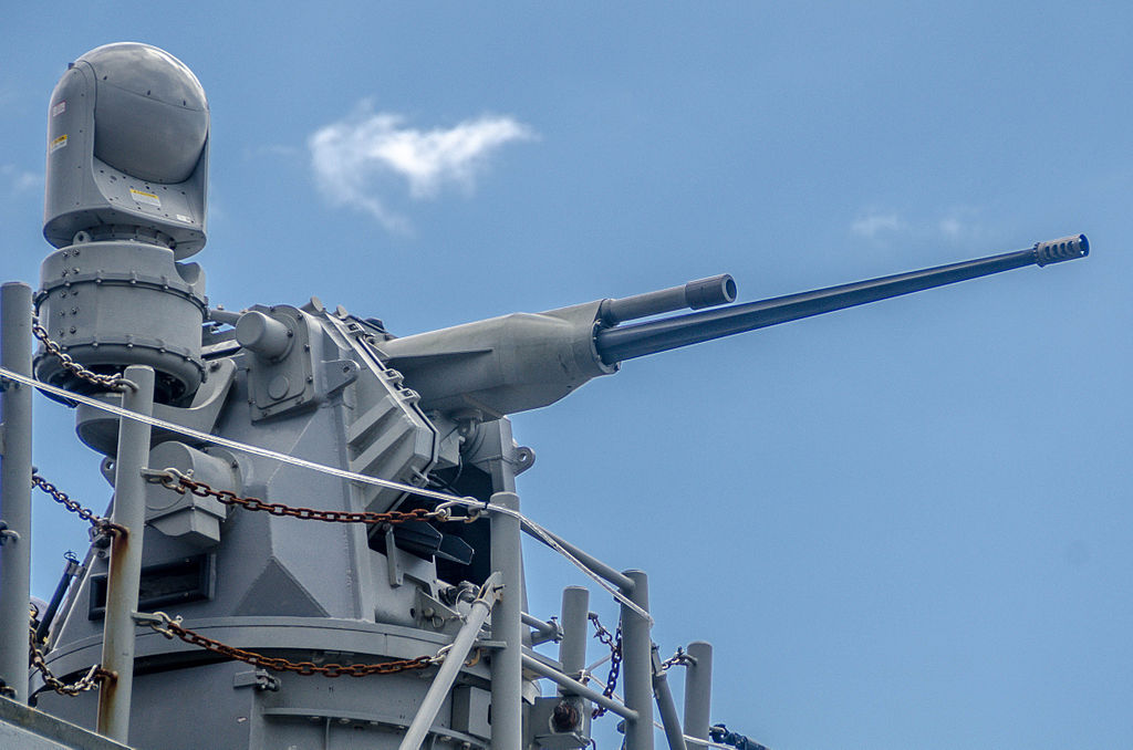 1024px-USS_Chosin_%28CG-65%29_25mm_M242_Bushmaster_Autocannon_%282%29.jpg