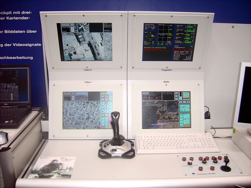 800px-Luna_x-2000-control-unit.jpg