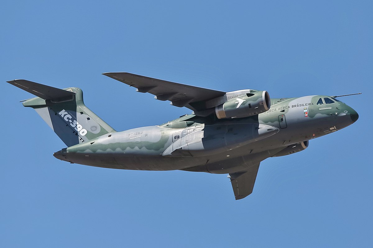 1200px-Embraer_KC-390%2C_PT-ZNJ_-_Desfile_C%C3%ADvico_2018_%28cropped%29.jpg