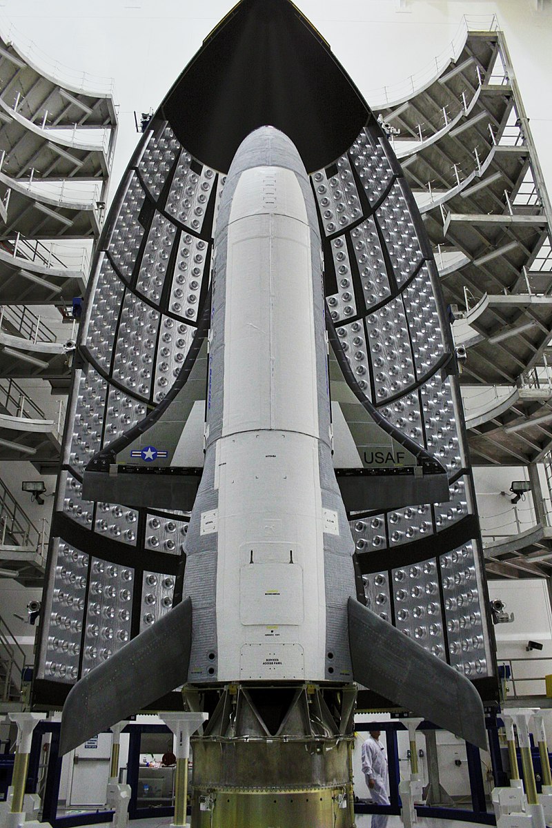 800px-Boeing_X-37B_inside_payload_fairing_before_launch.jpg