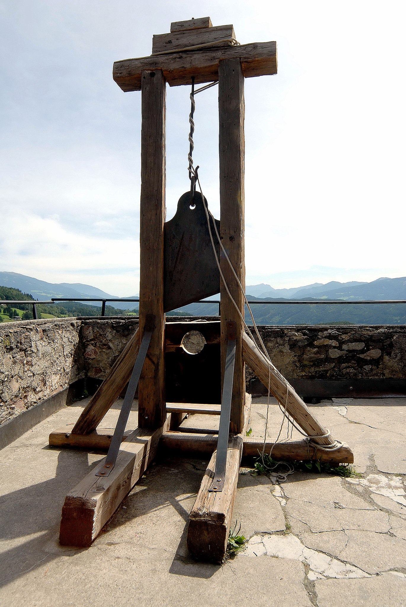 1371px-Seeboden_Treffling_Burg_Sommeregg_Foltermuseum_Guillotine_24082007_31.jpg