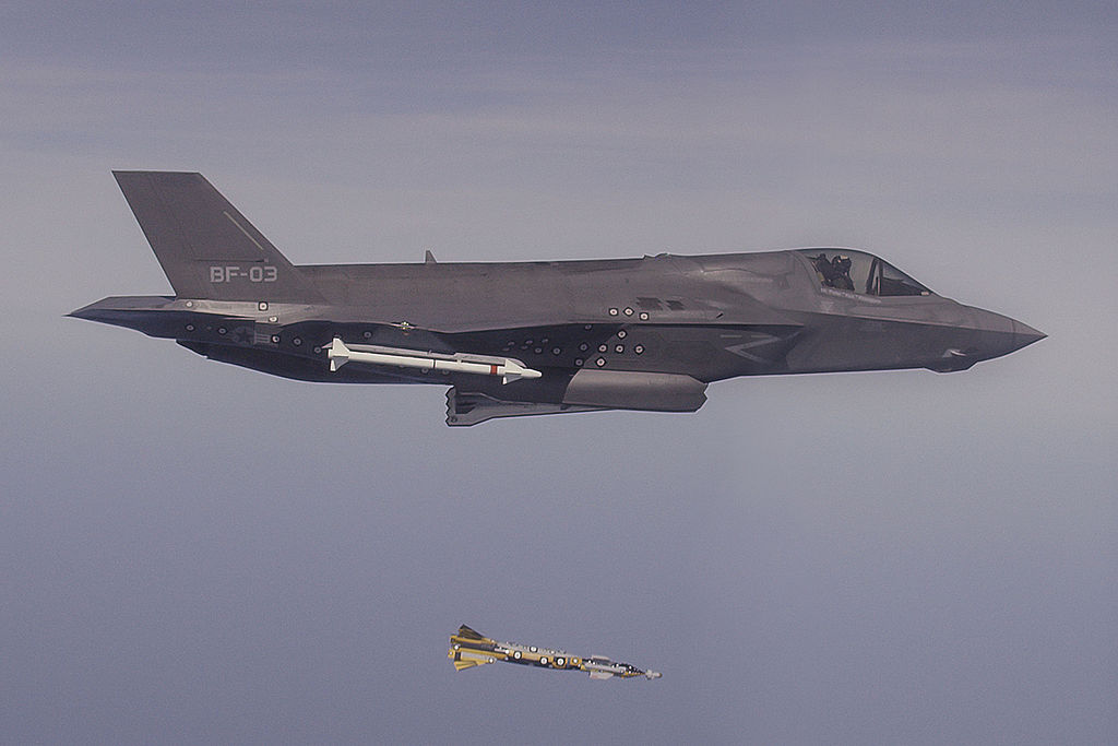 1024px-F-35B_Aces_First_Release_of_a_UK_Paveway_IV_Bomb_150612-D-MJ303-310.jpg