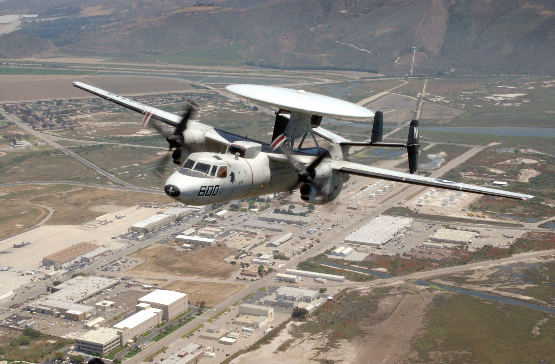 1920px-Grumman_E-2C_Hawkeye_in_flight_DN-SD-04-13416.jpg