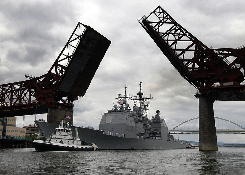 800px-US_Navy_040610-N-6901L-003_The_guided_missile_cruiser_USS_Lake_Erie_%28CG_70%29_makes_her_way_down_the_Willamette_River.jpg