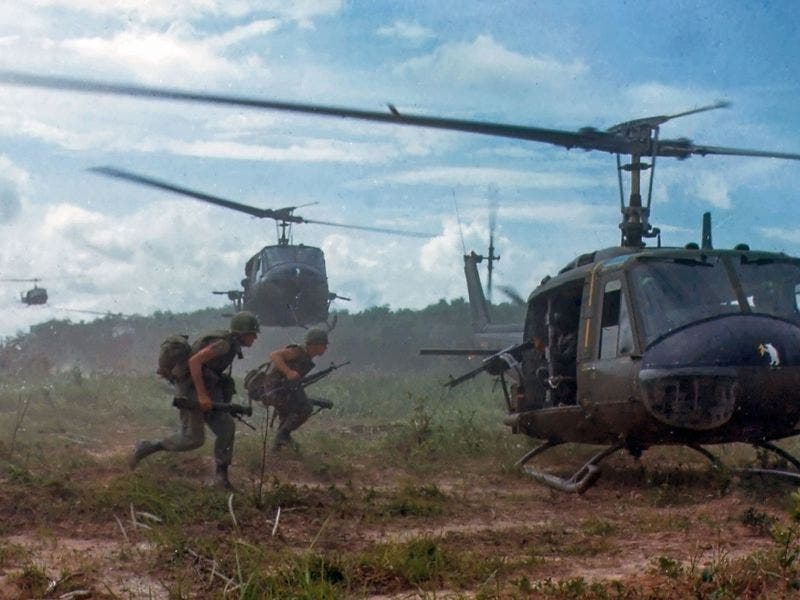 جنود أميركيون خلال احدى المعارك بحرب فيتنام