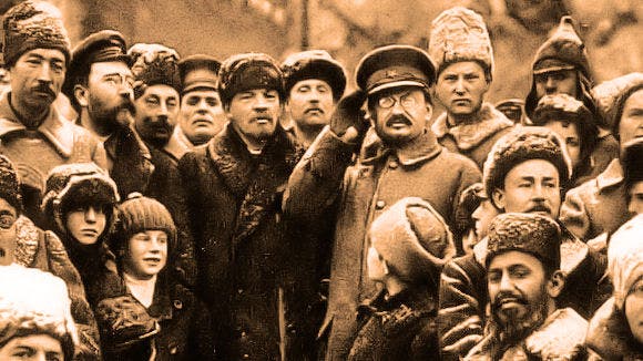 لينين وتروتسكي رفقة عدد من جنود الجيش الأحمر