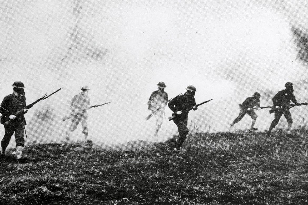 جنود بريطانيون خلال عملية فرارهم من ساحة المعركة عقب استهدافهم بالسلاح الكيمايوي