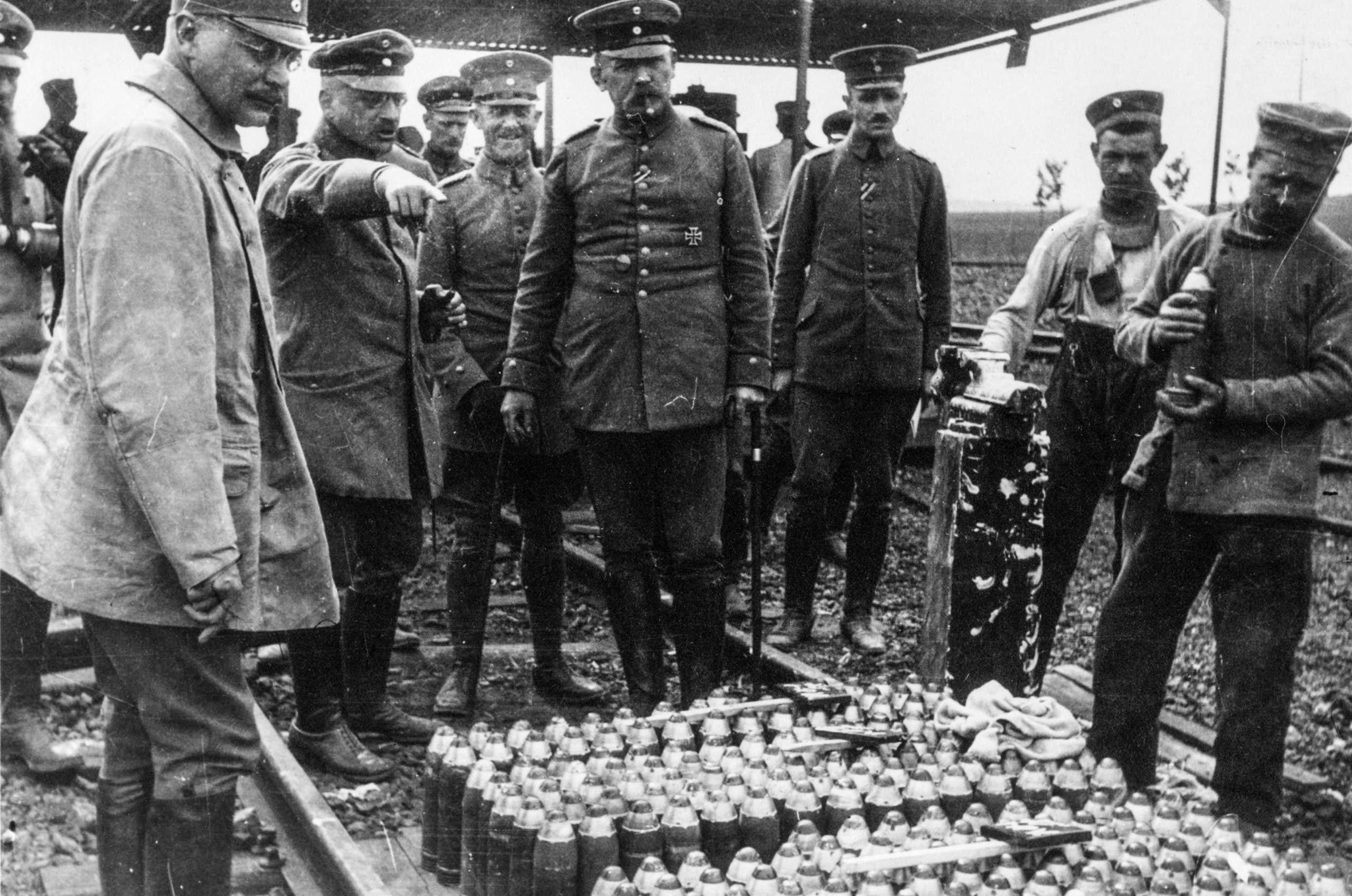 صورة لعملية تفقد عدد من الجنرالات الألمان لقذائف مجهزة بعناصر كيمياوية خلال الحرب الكبرى