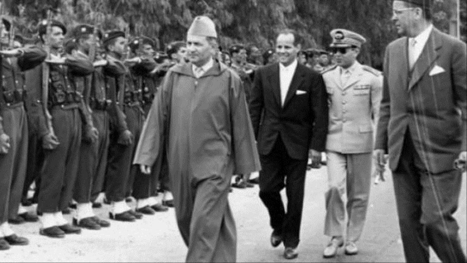 بتوجيه من الملك محمد الخامس، فتحت القوات المغربية الحدود للمجاهدين الجزائريين، وجعلت من أراضيها ميدانًا لتدريبهم بتوجيه من الملك محمد الخامس، فتحت القوات المغربية الحدود للمجاهدين الجزائريين، وجعلت من أراضيها ميدانًا لتدريبهم