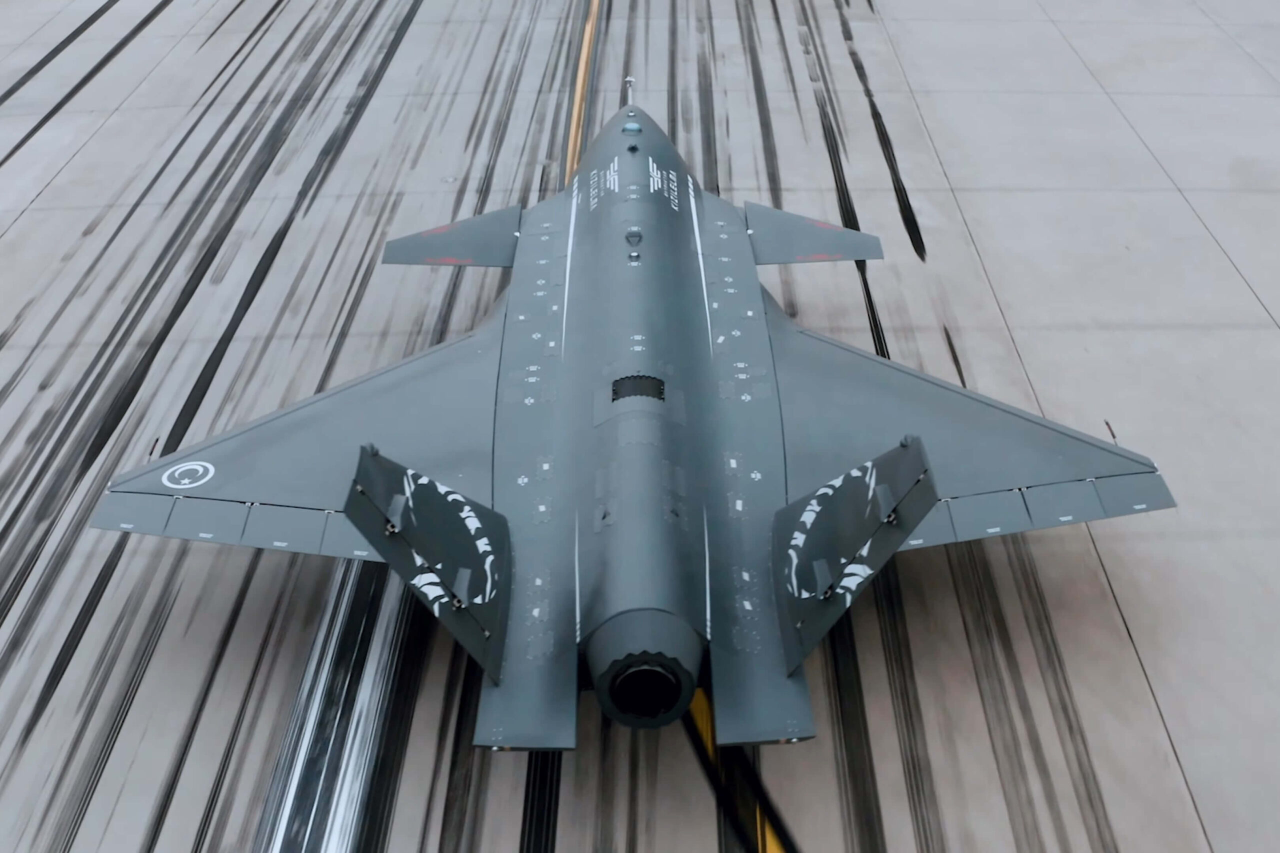 bayraktar_kizilelma_combat_drone_during_autonomous_taxi_and_takeoff_run_tests-3-scaled.jpg