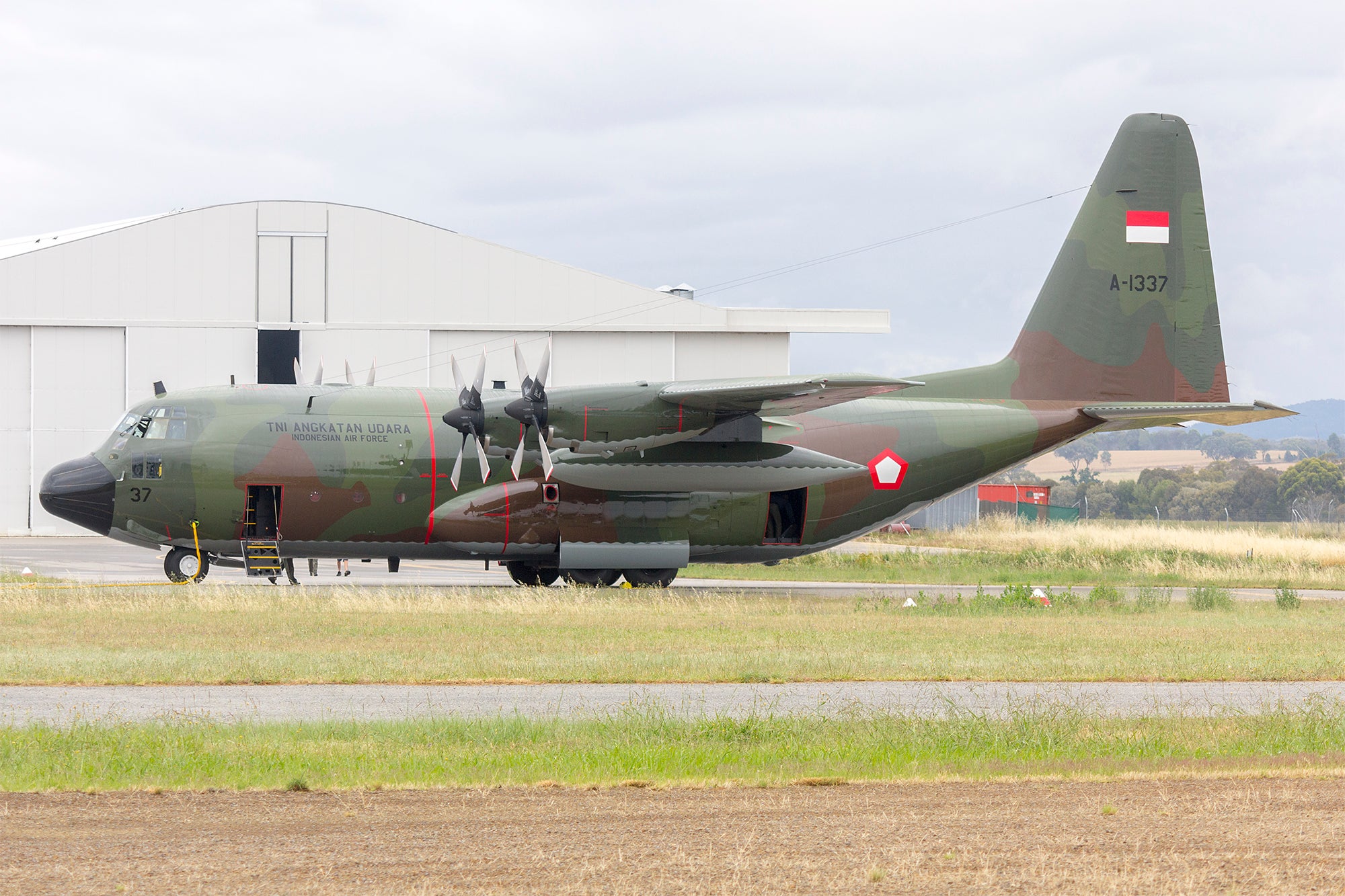 Indonesian_Air_Force_A-1337_Lockheed_C-130H_Hercules_at_Wagga_Wagga_Airport_3.jpg