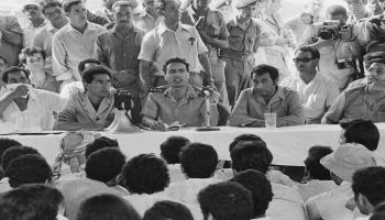 معمر القذافي وعبد السلام جلود ووزير الداخلية الخويلدي الحميدي خلال لقاء في طرابلس مع طلاب ليبيين يدرسون في الخارج  (Getty)