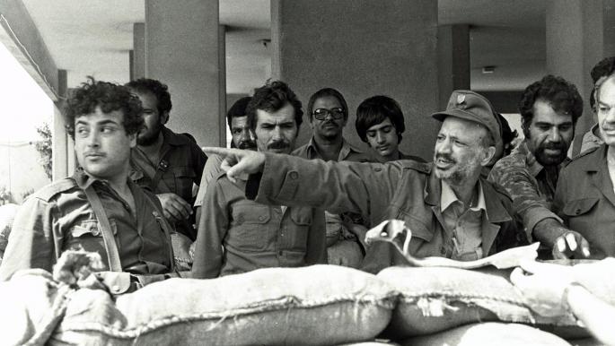 ياسر عرفات بين مقاتليه في بيروت في 1/ 6/ 1982 (فرانس برس)