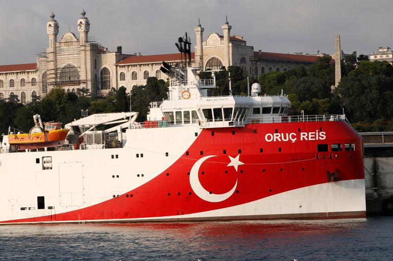 سفينة المسح والتنقيب التركية عروج ريس في إسطنبول (رويترز)