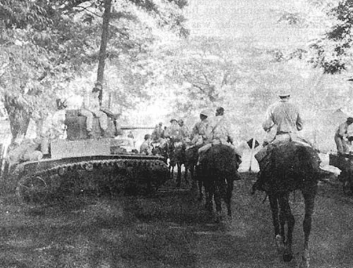 سلاح الفرسان السادس (PS) [الكشافة الفلبينية] ينتقلون إلى بوزوروبيو يجتازون دبابة خفيفة من طراز الجنرال ستيوارت ، M6.
