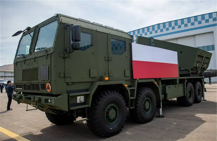 Poland_unveils_South_Korean_Chunmoo_rocket_launcher_pod_mounted_on_Polish_Jelcz_truck_925_002.jpg