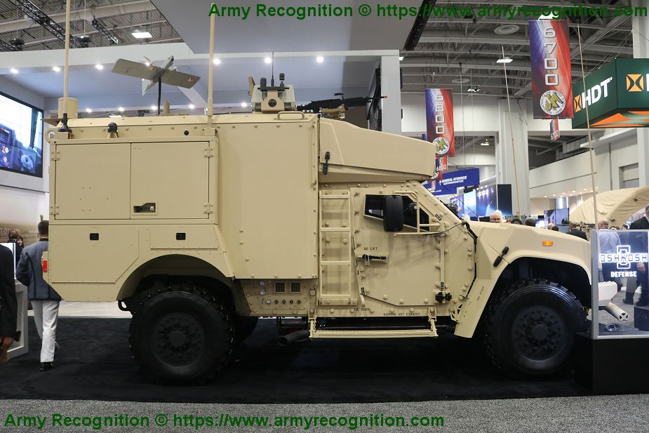 Oshkosh_Defense_exhibits_L-ATV_Command_and_Control_capabilities_AUSA_2019_925_001.jpg