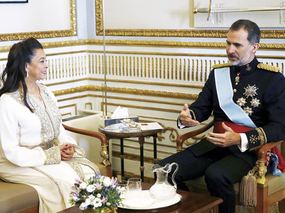 الصورة: السفيرة المغربية كريمة بنيعيش خلال استقبالها خطاب اعتماد جلالة الملك.  (EFE) الصورة: السفيرة المغربية كريمة بنيعيش خلال استقبالها خطاب اعتماد جلالة الملك.  (EFE)