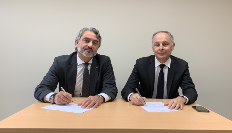 نديم أندراوس (مجموعة FEV) ولوران بينوا (UTAC CERAM) يوقعان اتفاقهما لبناء مركز اختبار السيارات في المغرب (الصورة: UTAC CERAM / FEV Group)