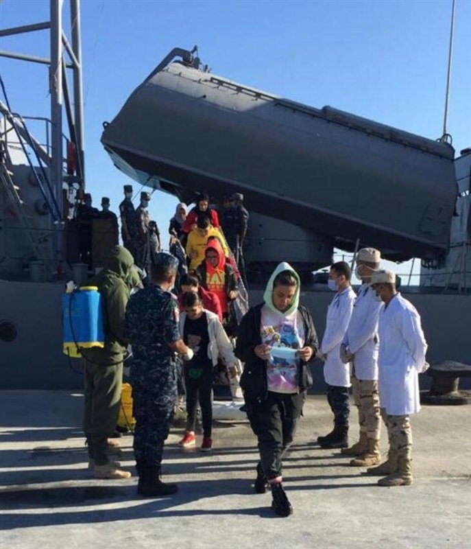 البحرية المصرية تنقذ مركبا تركيا على متنه 57 شخصا في عمق البحر المتوسط.. صور