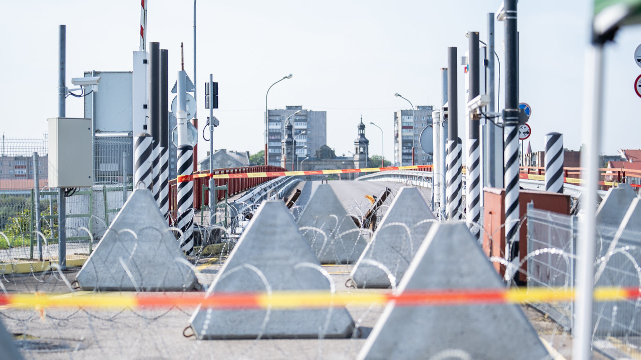 قام الجيش الليتواني بتركيب أسنان تنانين مضادة للدبابات على جسر الملكة لويز الذي يربط ليتوانيا بروسيا (صورة: وزارة الدفاع الليتوانية) قام الجيش الليتواني بتركيب أسنان تنانين مضادة للدبابات على جسر الملكة لويز الذي يربط ليتوانيا بروسيا (صورة: وزارة الدفاع الليتوانية)