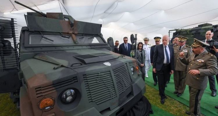 رئيس الجمهورية  يطّلع على عربة مصفّحة مضادة للألغام صنعها الجيش التونسي